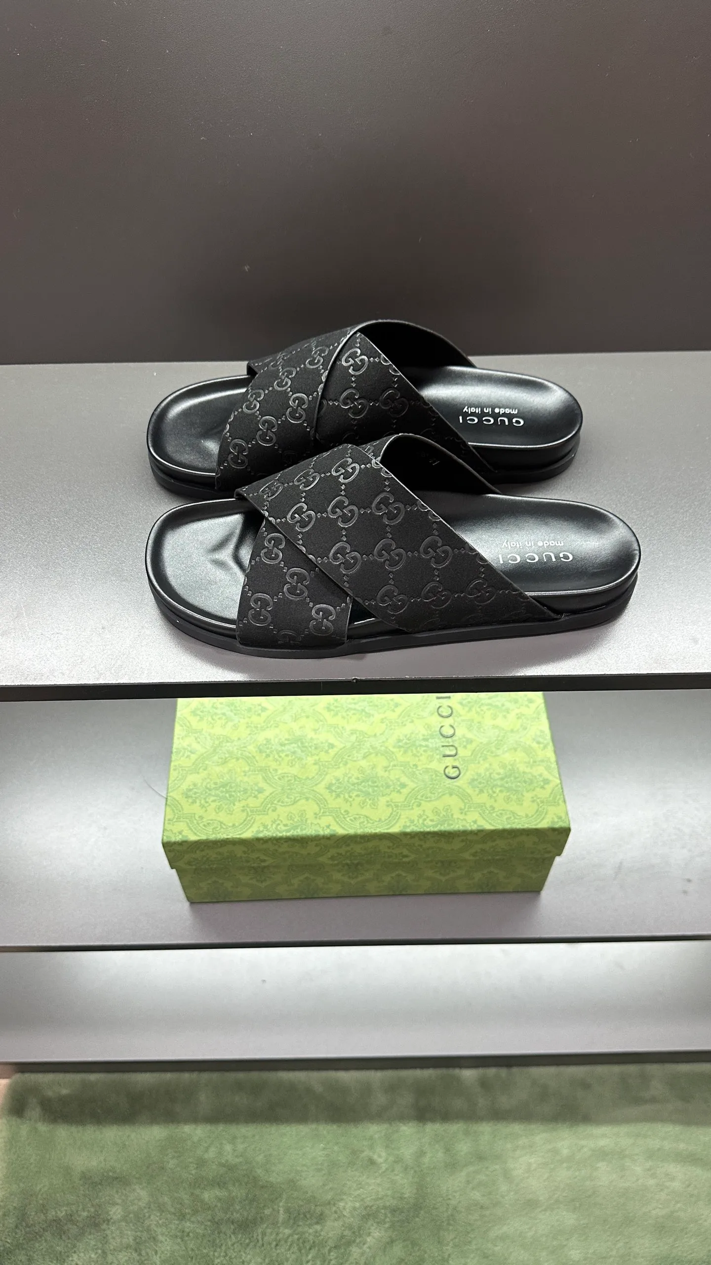 [G Home New Style] P: 300💰Men's size 39~45, (46. Customized) This slipper is made of GG polyester fiber and is decorated with a Gucci label on the front, which adds a striking logo feel to the style. "Gucci Made in Italy" stamped label Rubber sole Flat Made in Italy